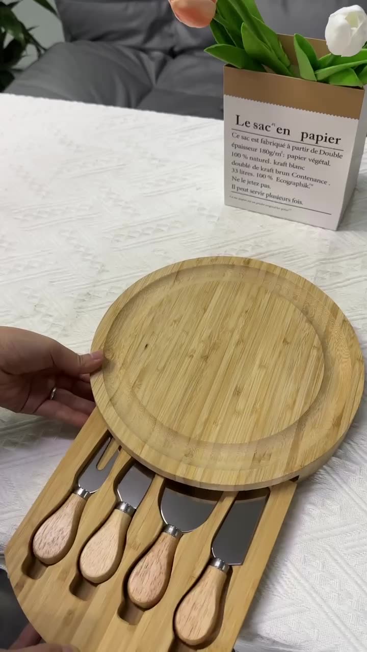 Bambuskäsebrett und Messerset Wurst