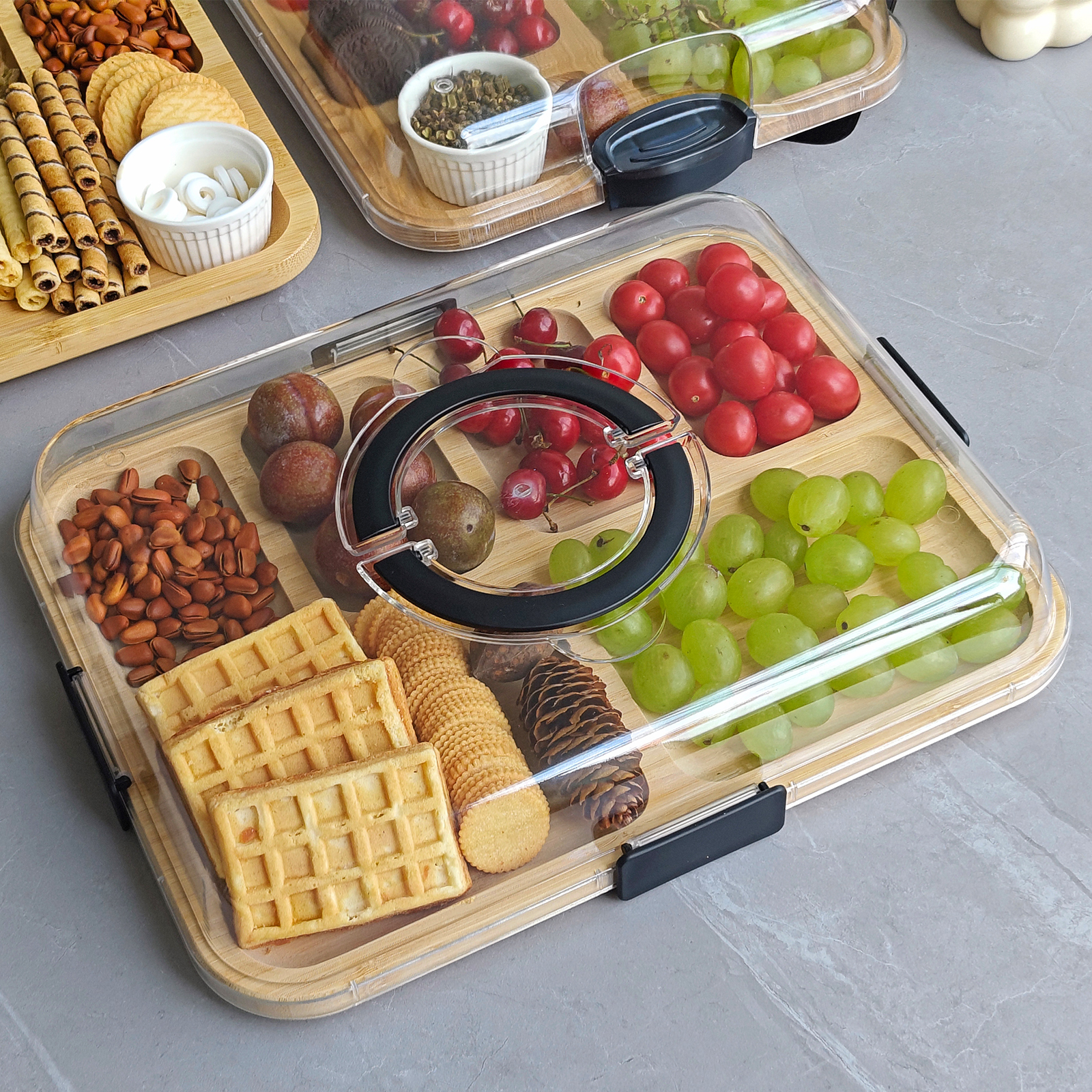 Tragbares Bambus -Snack -Tablettkäse -Käsebrett mit Deckel Bambus Rundkanalkarton mit Fächern und klarer Verriegelungsdeckel