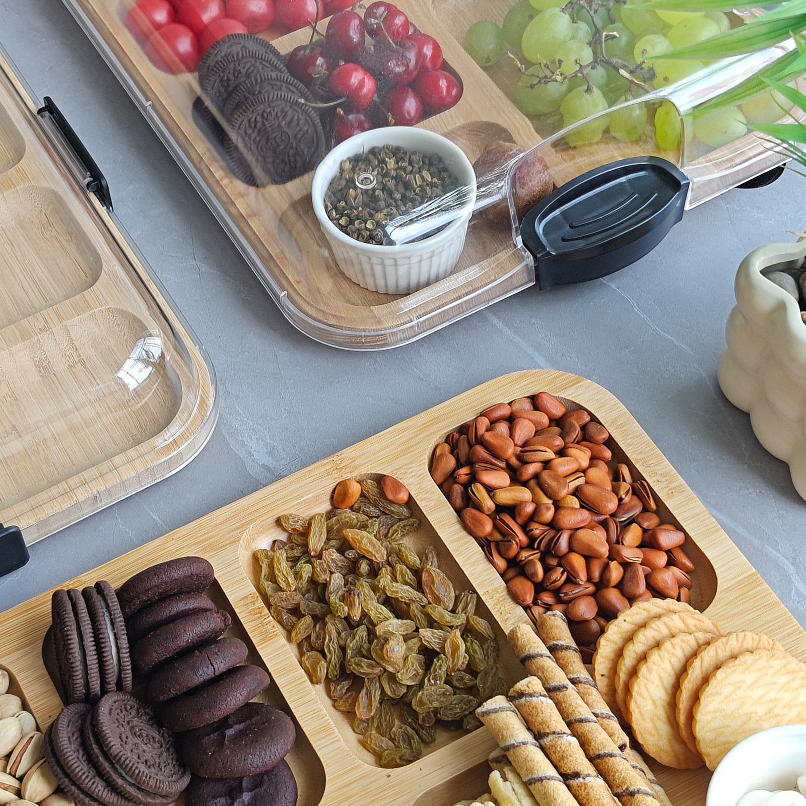 Tragbares Bambus -Snack -Tablettkäse -Käsebrett mit Deckel Bambus Rundkanalkarton mit Fächern und klarer Verriegelungsdeckel