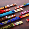 Bambus -Stäbchen mit elegantem Seidenbeutelbeutel